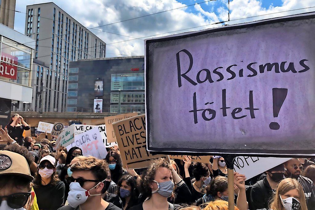 15.000-Menschen-demonstrieren-auf-dem-Alexanderplatz-gegen-Rassismus-mehrere-Verletzte-und-Festnahmen_master_reference.jpg